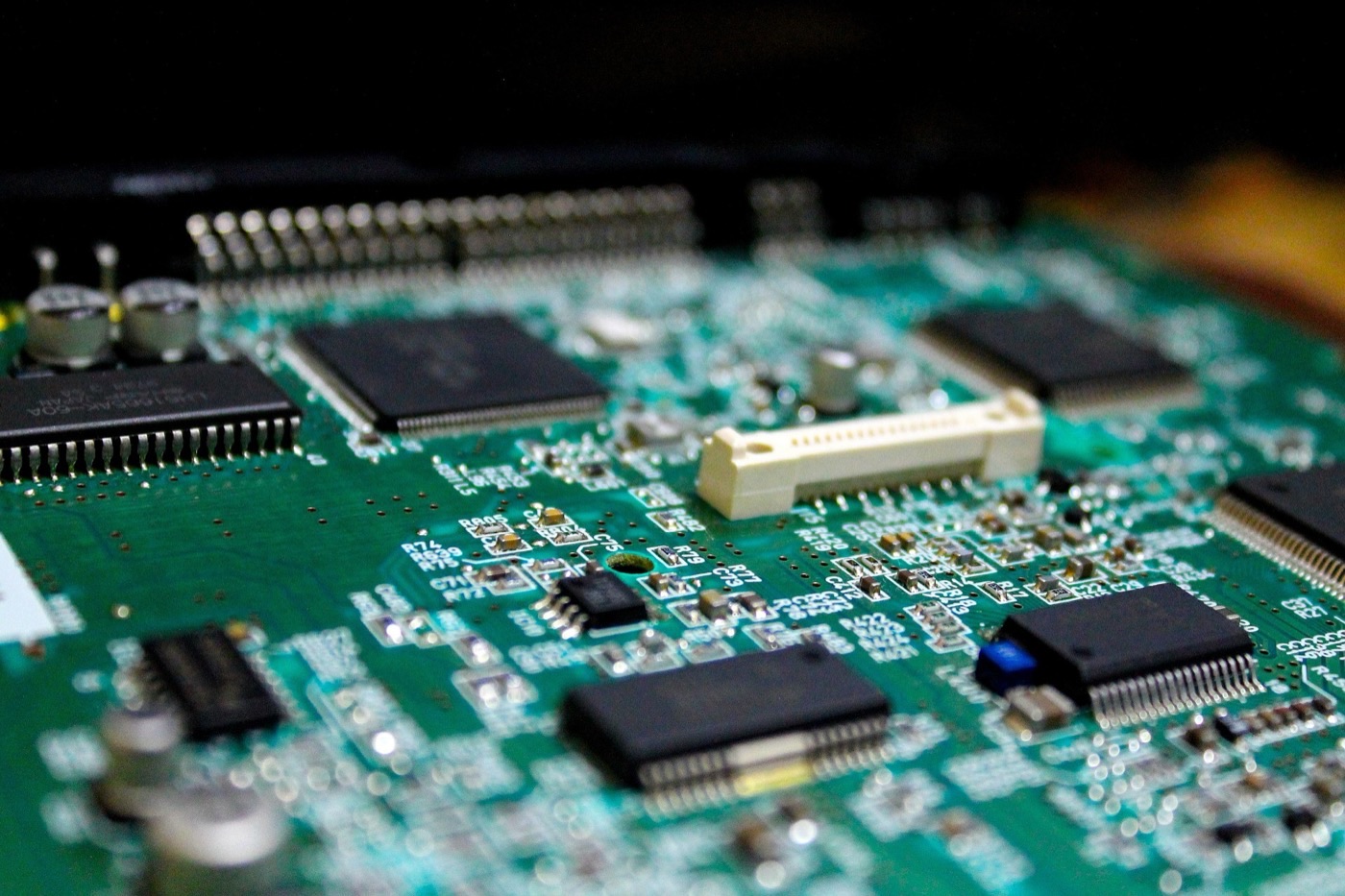 Detailaufnahme einer Leiterplatte mit Mikrochips und Bauteilen aus einem Industriedrucker